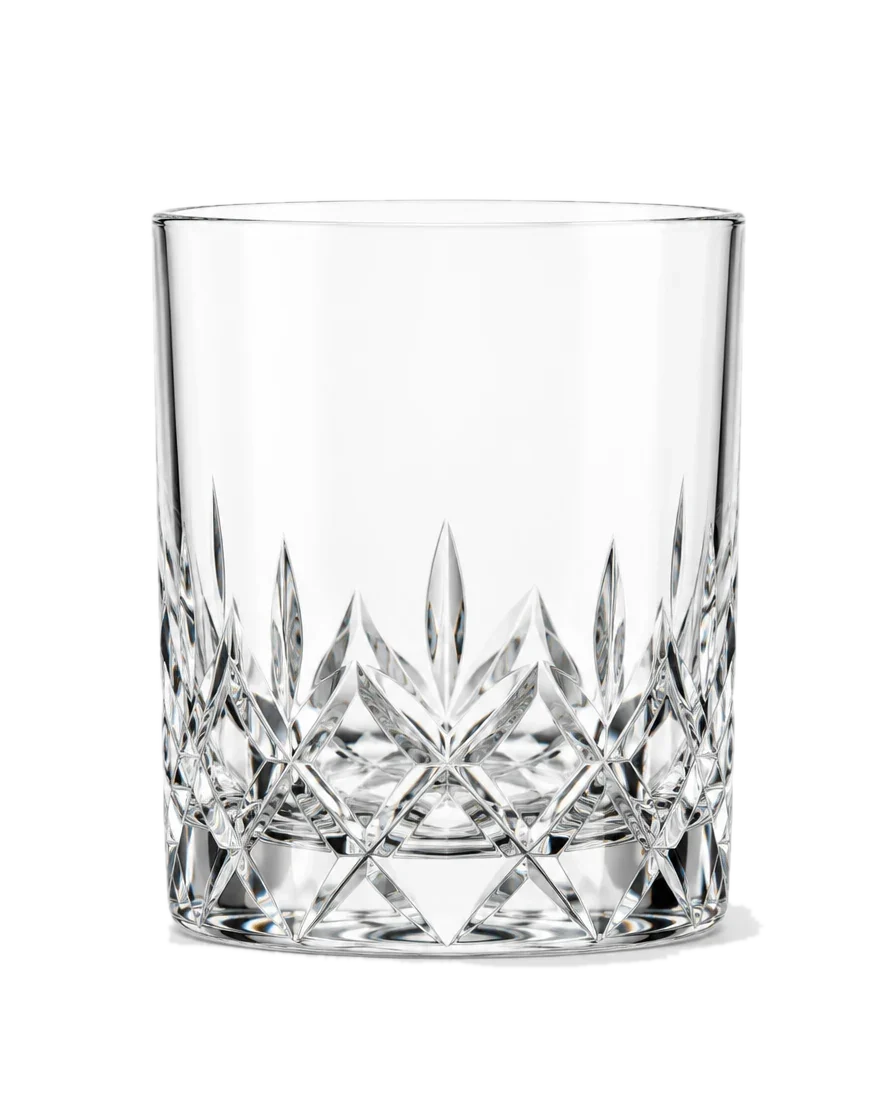 Čirá sklenice na whisky s hladkým horním pruhem a broušeným vzorem dole.